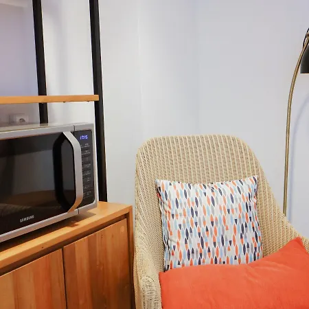 Hotel Rooms25 *
