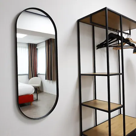 Hotel Rooms25 *